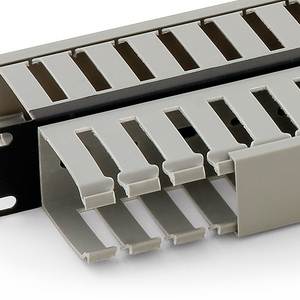 Vyvazovací panel 19”, plastová lišta, 1U oboustranná